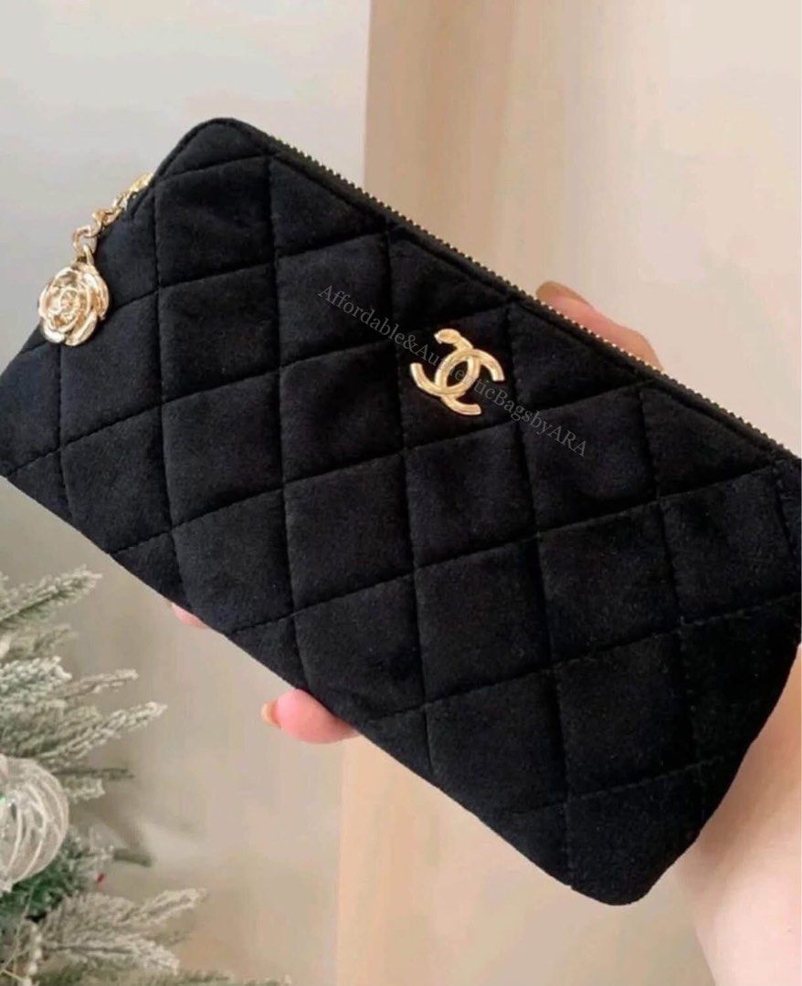 VIP BEAUTE CC CLUTCH VELVET (Category: Luxury Bags & Wallets) located in Daet. Submitted by ecassenluxuries (Listing ID 1443352729, Image 3). Description: ✅ onhand ▫️Black velvet pouch with classic logi quilting ▫️Gold logo and camellia zipper charm ▫️Ideal size for phone, cards, and other essentials ▫️Perfect for everyday use or evening events ✅ All items are guaranteed 💯% AUTHENTIC GWP 🪧STRICTLY PAYMENT FIRST 🪄MOP (Mode of Payment ) : GCash,