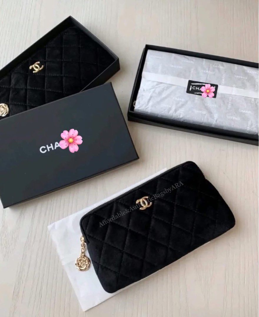 VIP BEAUTE CC CLUTCH VELVET (Category: Luxury Bags & Wallets) located in Daet. Submitted by ecassenluxuries (Listing ID 1443352729, Image 1). Description: ✅ onhand ▫️Black velvet pouch with classic logi quilting ▫️Gold logo and camellia zipper charm ▫️Ideal size for phone, cards, and other essentials ▫️Perfect for everyday use or evening events ✅ All items are guaranteed 💯% AUTHENTIC GWP 🪧STRICTLY PAYMENT FIRST 🪄MOP (Mode of Payment ) : GCash,