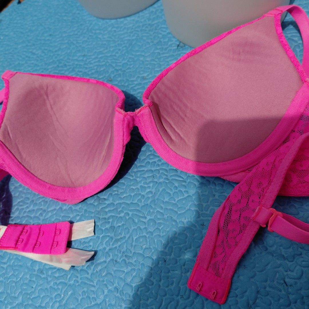 VS PINK 32A (Category: Undergarments & Loungewear) located in Manila. Submitted by pandinity (Listing ID 1443332843, Image 3). Description: medyo makapal pads underwire.