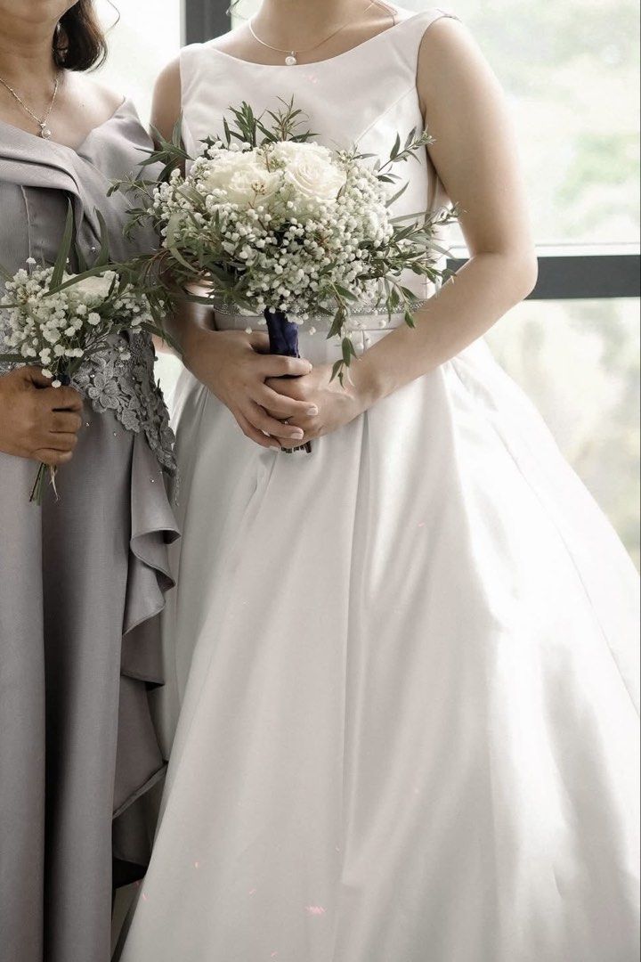 Wedding Gown (Category: Evening dresses & gowns) located in Valenzuela. Submitted by patpeev (Listing ID 1440738860, Image 1). Description: Wedding gown - Used - With petticoat - Dry cleaned - With side pocket - Back zipper Size - Small to Medium - Bust: 30” - Waist: 26” - Neck to waist: 13” - Armhole: 5.5” - Neckline to end: 56” 📍 Marulas, Valenzuela MOP: Cash, GCash, or Maya MOD: Meet up, Lalamove (within NCR) & JNT (outside NCR).