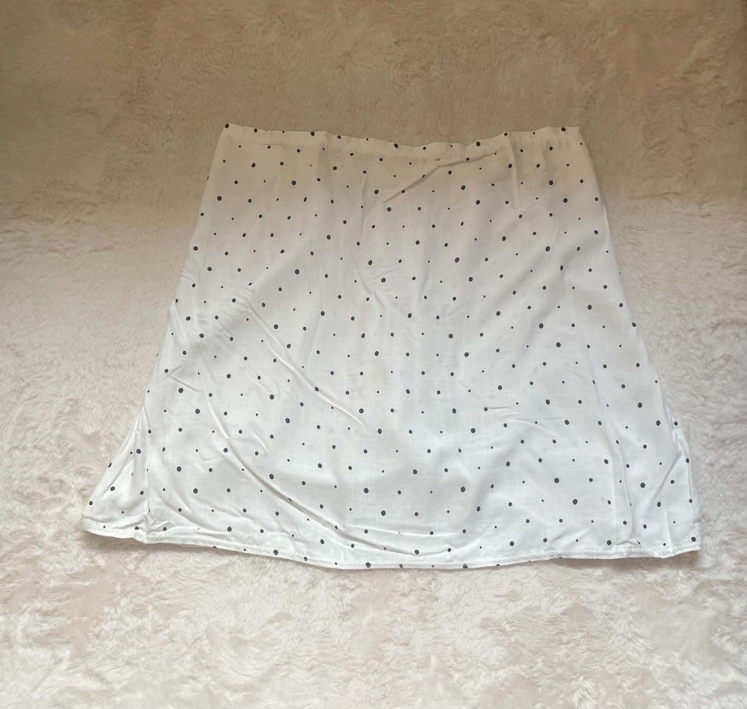 White Polka Dot Tube top (Category: Others Tops) located in Quezon City. Submitted by declutterwithnic (Listing ID 1443444954, Image 1). Description: - Comfortable elastic waistband - Made from lightweight fabric, perfect for warm weather - Versatile piece for casual everyday wear - Easily pairs with various tops for different looks.