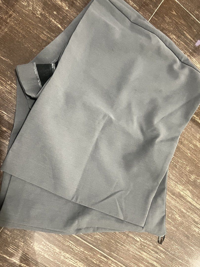 Zara envelope skort (Category: Skirts) located in Calamba. Submitted by _mrp_ (Listing ID 1443417599, Image 2). Description: zipper issue.