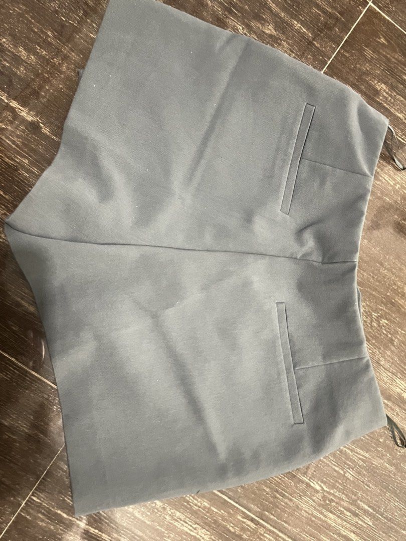 Zara envelope skort (Category: Skirts) located in Calamba. Submitted by _mrp_ (Listing ID 1443417599, Image 3). Description: zipper issue.