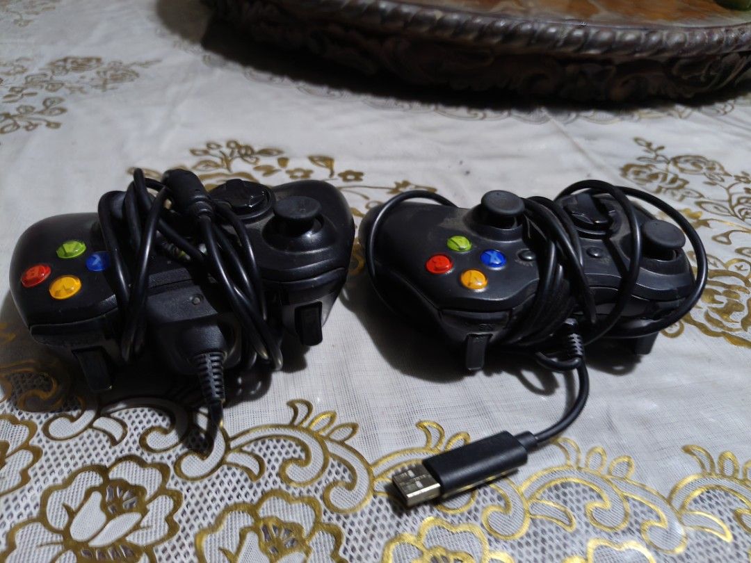 2x Wired Xbox 360 Controllers USB Working 100% (Category: Controllers) located in Alegria. Submitted by eli090585 (Listing ID 1443633988, Image 2). Description: - Two Controllers for Xbox 360 - USB Connection - Cables included - Ideal for multiplayer gaming sessions -1 wired controller and 1 wireless controller with controller to usb adaptor.