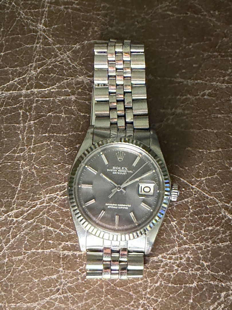 勞力士 Datejust 1601 灰面 （分類：手錶）位於 Hong Kong。 由 monchhichi27 提交（商品編號 1443631070，圖片 2）。簡介： 灰色 sigma 面，配埋五珠鏈帶，serial 33xxxxx, 70年頭 行走精神。剩錶無盒無單無證。 私讓。。