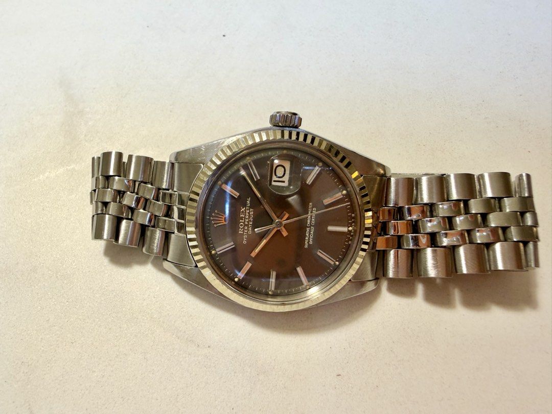勞力士 Datejust 1601 灰面 （分類：手錶）位於 Hong Kong。 由 monchhichi27 提交（商品編號 1443631070，圖片 1）。簡介： 灰色 sigma 面，配埋五珠鏈帶，serial 33xxxxx, 70年頭 行走精神。剩錶無盒無單無證。 私讓。。