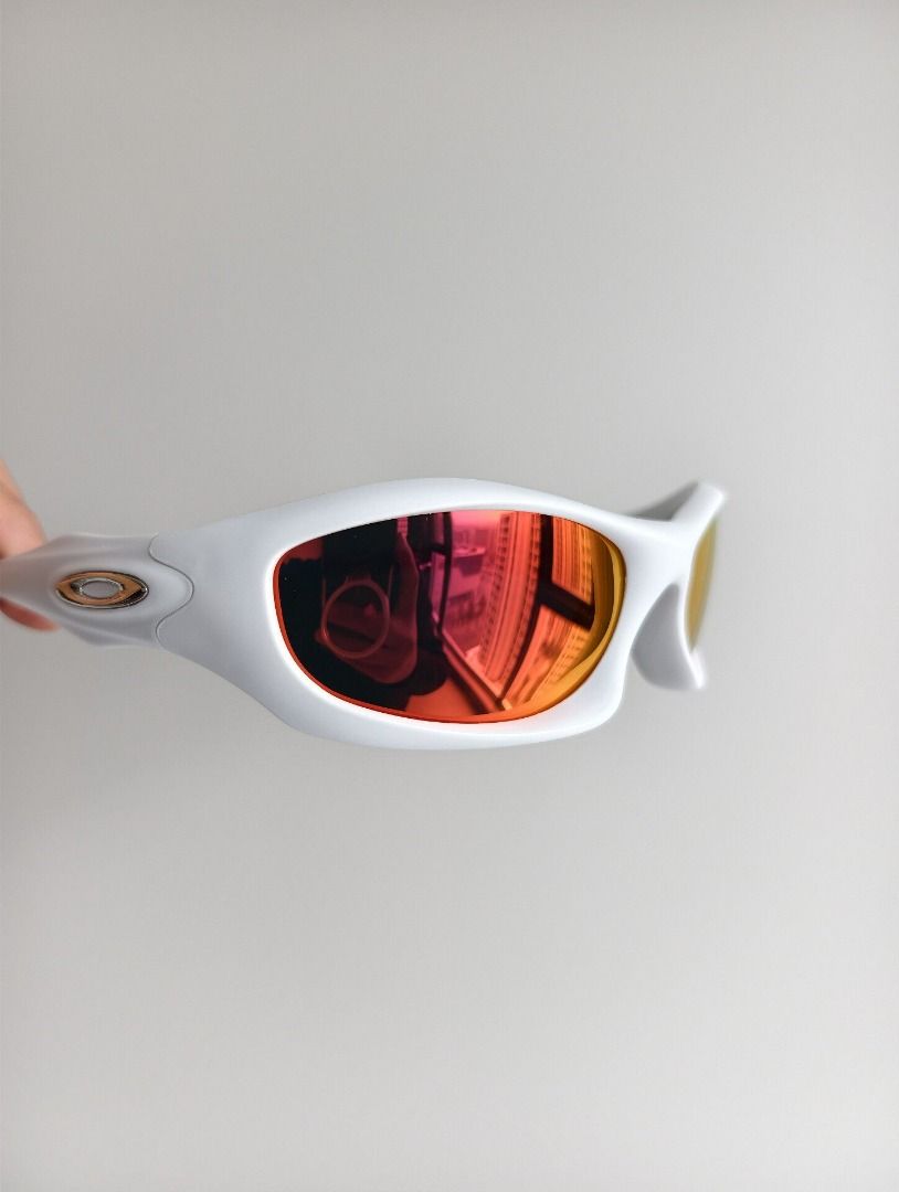 全新未開 Oakley 00s monster dog 歐克利偏光太陽鏡火焰紅片 tech vintage （分類：眼鏡）位於 Hong Kong。 由 keentiger.307e62 提交（商品編號 1443563197，圖片 1）。簡介： 呢副 Oakley 太陽眼鏡，白色鏡框配紅色鏡片。設計好有型，戴出街好搶眼。鏡片反光效果一流，睇落好有個性。適合追求獨特風格嘅朋友。。