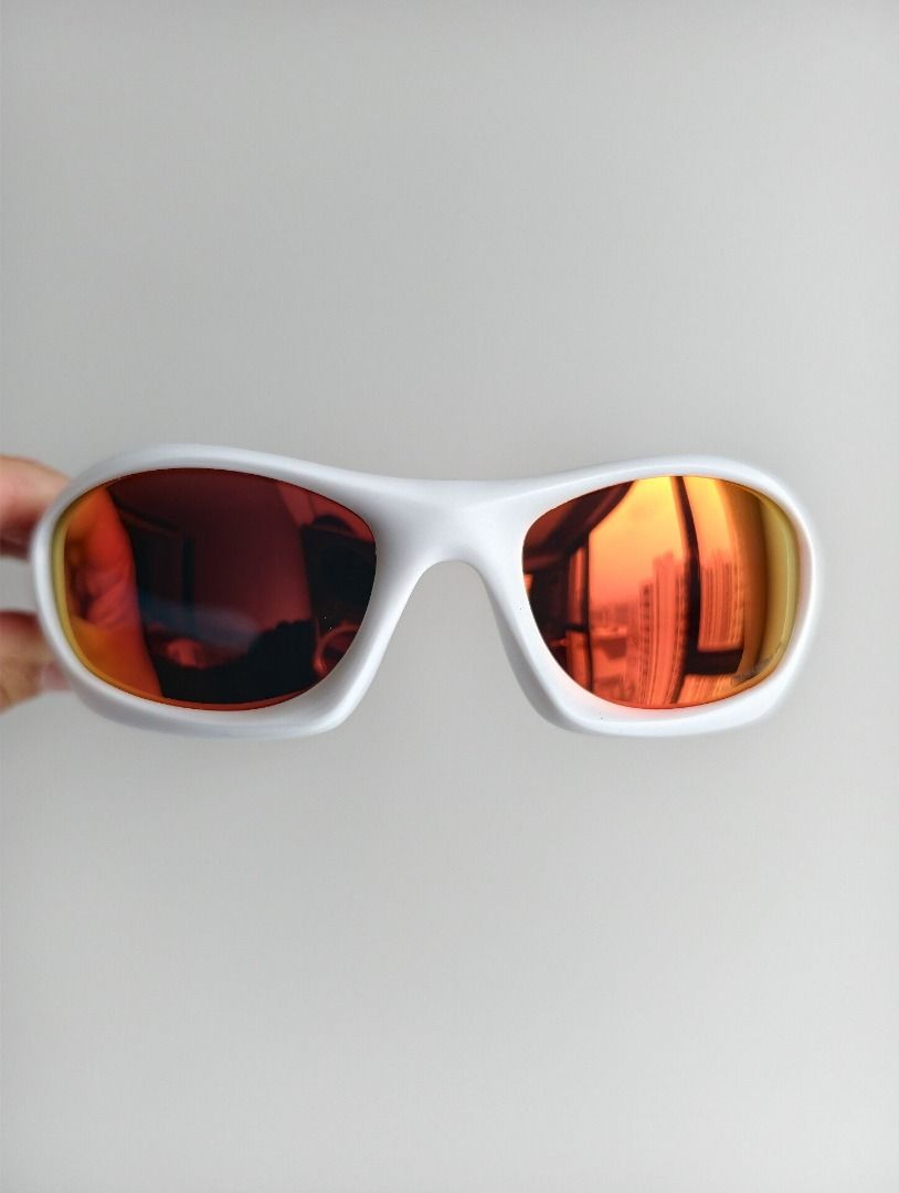 全新未開 Oakley 00s monster dog 歐克利偏光太陽鏡火焰紅片 tech vintage （分類：眼鏡）位於 Hong Kong。 由 keentiger.307e62 提交（商品編號 1443563197，圖片 3）。簡介： 呢副 Oakley 太陽眼鏡，白色鏡框配紅色鏡片。設計好有型，戴出街好搶眼。鏡片反光效果一流，睇落好有個性。適合追求獨特風格嘅朋友。。