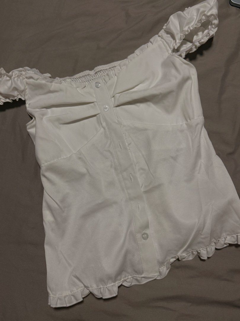 𐙚 white ruffle top (Category: Blouses) located in Singapore. Submitted by closetcollectivesg (Listing ID 1443651099, Image 2). Description: ♡ Size: m ♡ Condition: brand new ♡ Selling Price: $7 🫧 Details: never worn before looks like the brandy melville top 📦 Delivery: meetup / normal mail 🟢 Available.