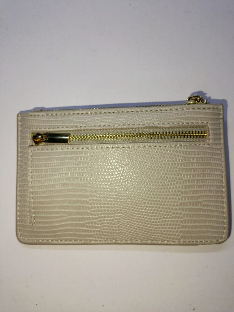A1: Lizard Skin Coin card Wallet (Category: Wallets & Card holders) located in San Pedro. Submitted by elevens_online_thrift_shop (Listing ID 1443689625, Image 3). Description: may kurot sa rubber lining pls zoom pic for declaration otherwise item is in good condition lizard skin leather Japanese brand can't read.