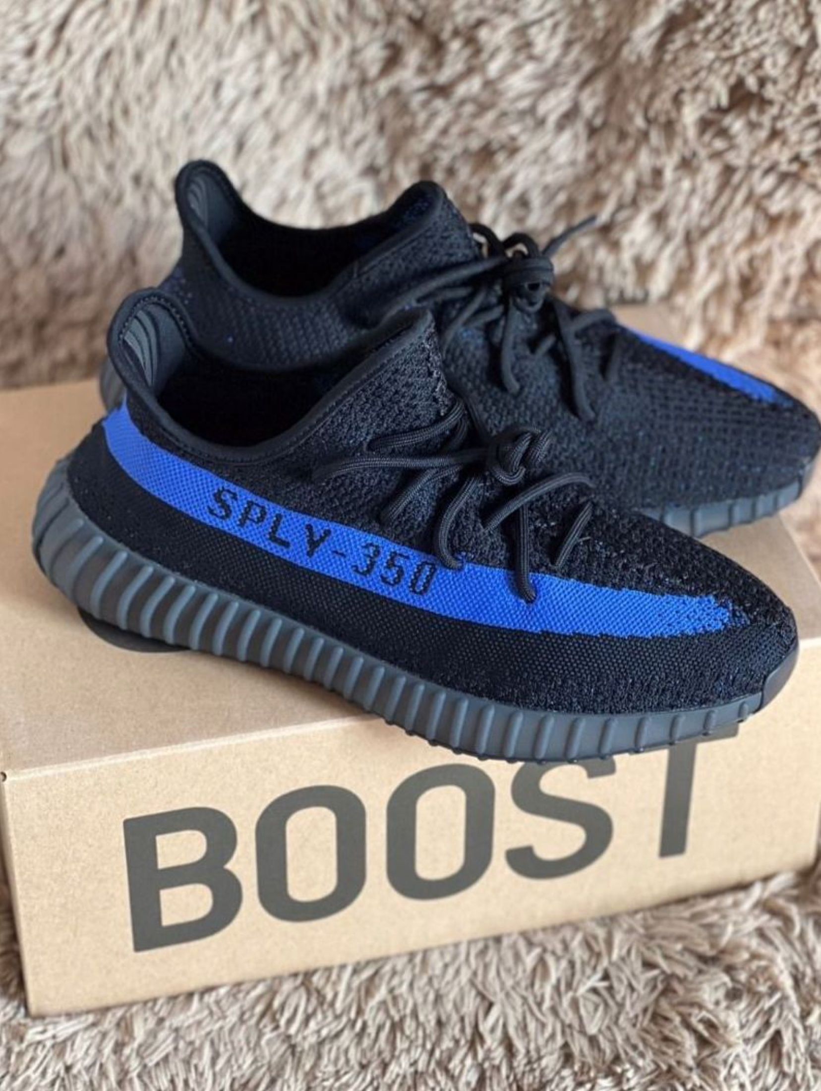 adidas originals Yeezy Boost 350 V2 DazzlingBlue Fabric Running Shoes Black Blue (Category: Sneakers) located in Singapore. Submitted by ooodwind (Listing ID 1443700554, Image 1). Description: Attention Adidas fans! adidas originals Yeezy Boost 350 V2 DazzlingBlue Fabric Running Shoes Black Blue — fresh drop 🆕 🔖 Brand new, sealed 📸 3-day photo confirmation 🚚 Free shipping (J&T/Ninja Van) 💰 Pay on delivery Want it? Chat me now!.