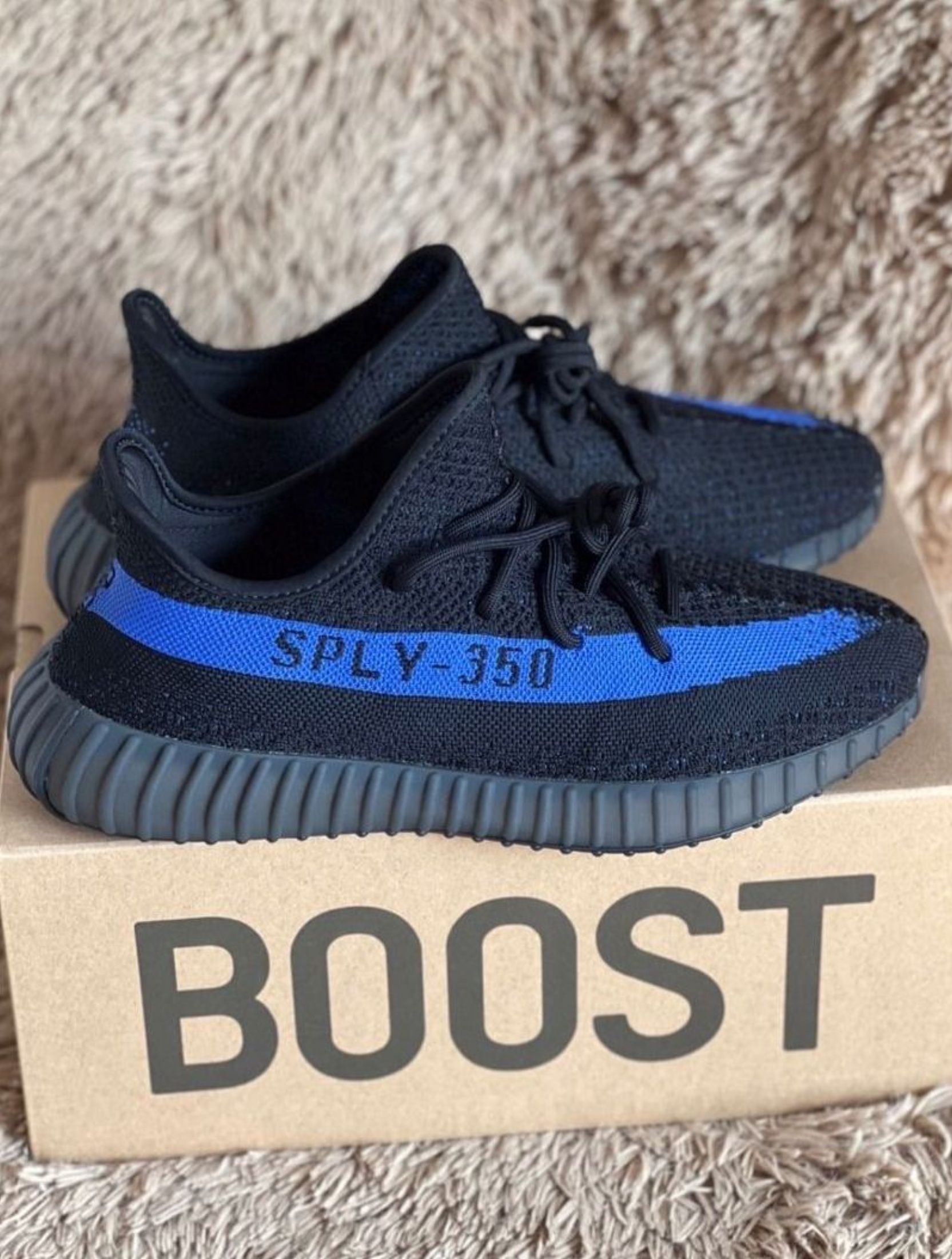 adidas originals Yeezy Boost 350 V2 DazzlingBlue Fabric Running Shoes Black Blue (Category: Sneakers) located in Singapore. Submitted by ooodwind (Listing ID 1443700554, Image 3). Description: Attention Adidas fans! adidas originals Yeezy Boost 350 V2 DazzlingBlue Fabric Running Shoes Black Blue — fresh drop 🆕 🔖 Brand new, sealed 📸 3-day photo confirmation 🚚 Free shipping (J&T/Ninja Van) 💰 Pay on delivery Want it? Chat me now!.