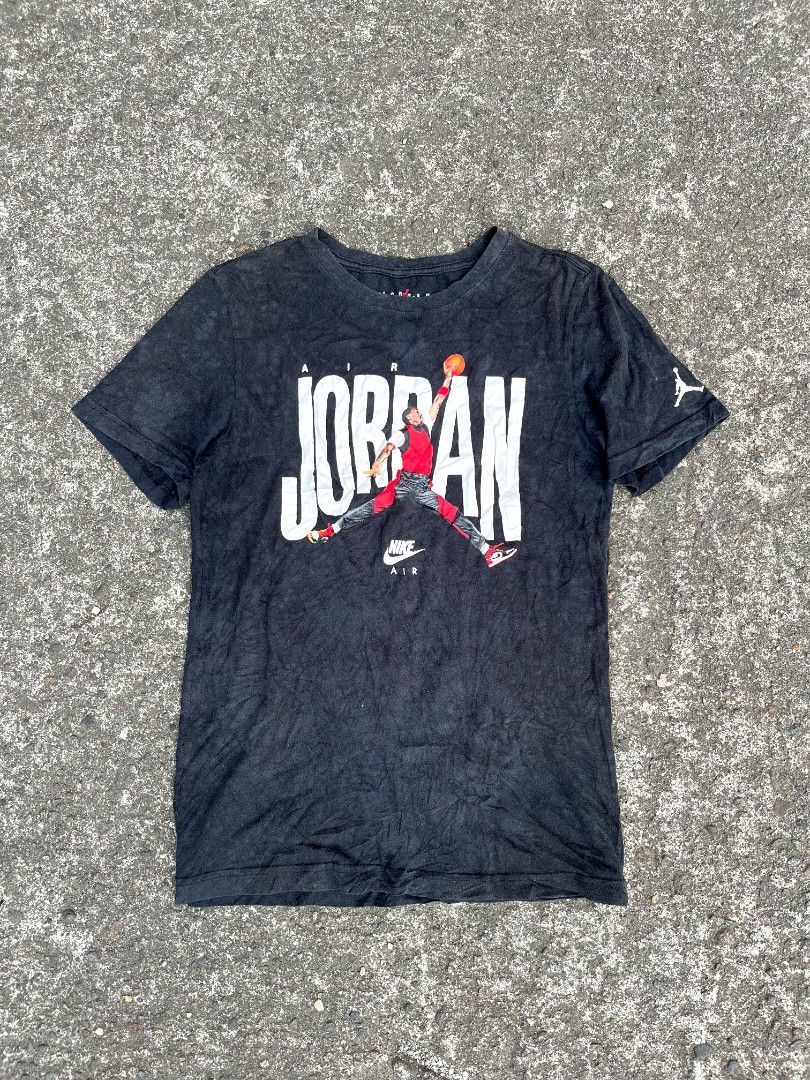 Air Jordan T-Shirt (Category: Tshirts & Polo Shirts ) located in Talisay. Submitted by reyteliquido (Listing ID 1443600349, Image 1). Description: Youth Large fit small 17-18x25-26 Good condition Color rate 9/10 Issue minimal hairlinea sa sleeve logo and need wash.