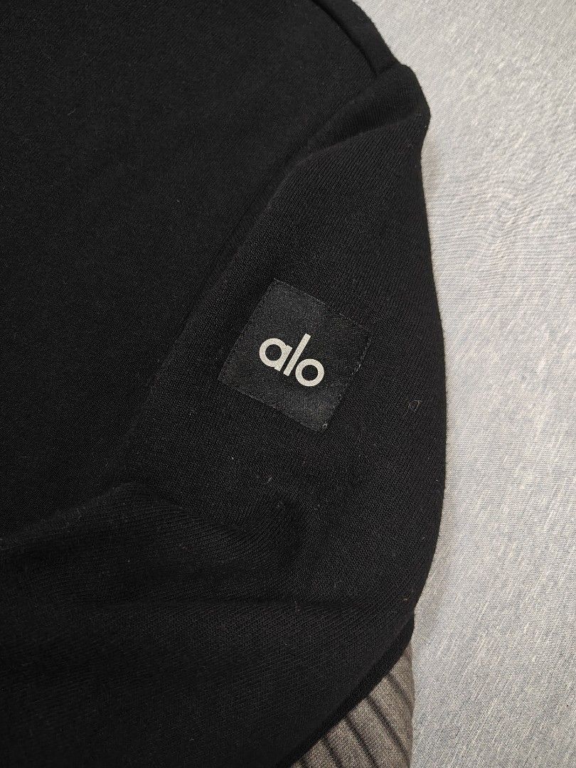Alo Yoga Black Sweatshirt with Grey Stripe Sleeves (Category: Coats, Jackets and Outerwear) located in Bacolod City. Submitted by yobibstuffs (Listing ID 1443620413, Image 3). Description: ALO YOGA RIDGE CREWNECK SWEATSHIRT SIZE: MEDIUM DIMENSIONS WIDTH: 23 LENGTH: 28 GOOD TO EXCELLENT CONDITION NEED WASH 🧼🫧 PRICE: 1899+SF OUTSIDE BACOLOD CITY 🏙️ 🌆 PM ME! 📥📥📥.