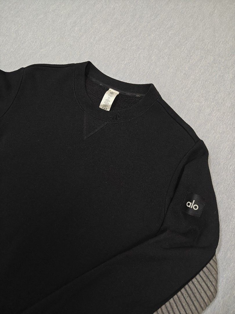 Alo Yoga Black Sweatshirt with Grey Stripe Sleeves (Category: Coats, Jackets and Outerwear) located in Bacolod City. Submitted by yobibstuffs (Listing ID 1443620413, Image 2). Description: ALO YOGA RIDGE CREWNECK SWEATSHIRT SIZE: MEDIUM DIMENSIONS WIDTH: 23 LENGTH: 28 GOOD TO EXCELLENT CONDITION NEED WASH 🧼🫧 PRICE: 1899+SF OUTSIDE BACOLOD CITY 🏙️ 🌆 PM ME! 📥📥📥.