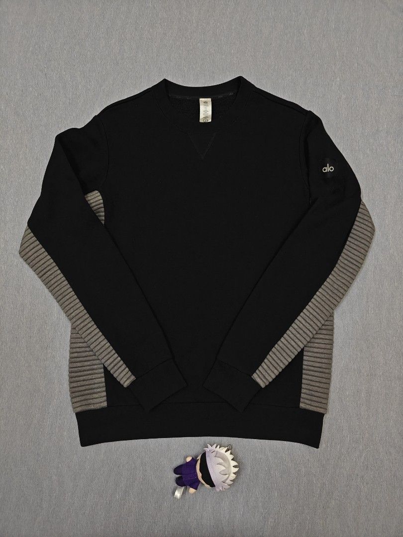 Alo Yoga Black Sweatshirt with Grey Stripe Sleeves (Category: Coats, Jackets and Outerwear) located in Bacolod City. Submitted by yobibstuffs (Listing ID 1443620413, Image 1). Description: ALO YOGA RIDGE CREWNECK SWEATSHIRT SIZE: MEDIUM DIMENSIONS WIDTH: 23 LENGTH: 28 GOOD TO EXCELLENT CONDITION NEED WASH 🧼🫧 PRICE: 1899+SF OUTSIDE BACOLOD CITY 🏙️ 🌆 PM ME! 📥📥📥.