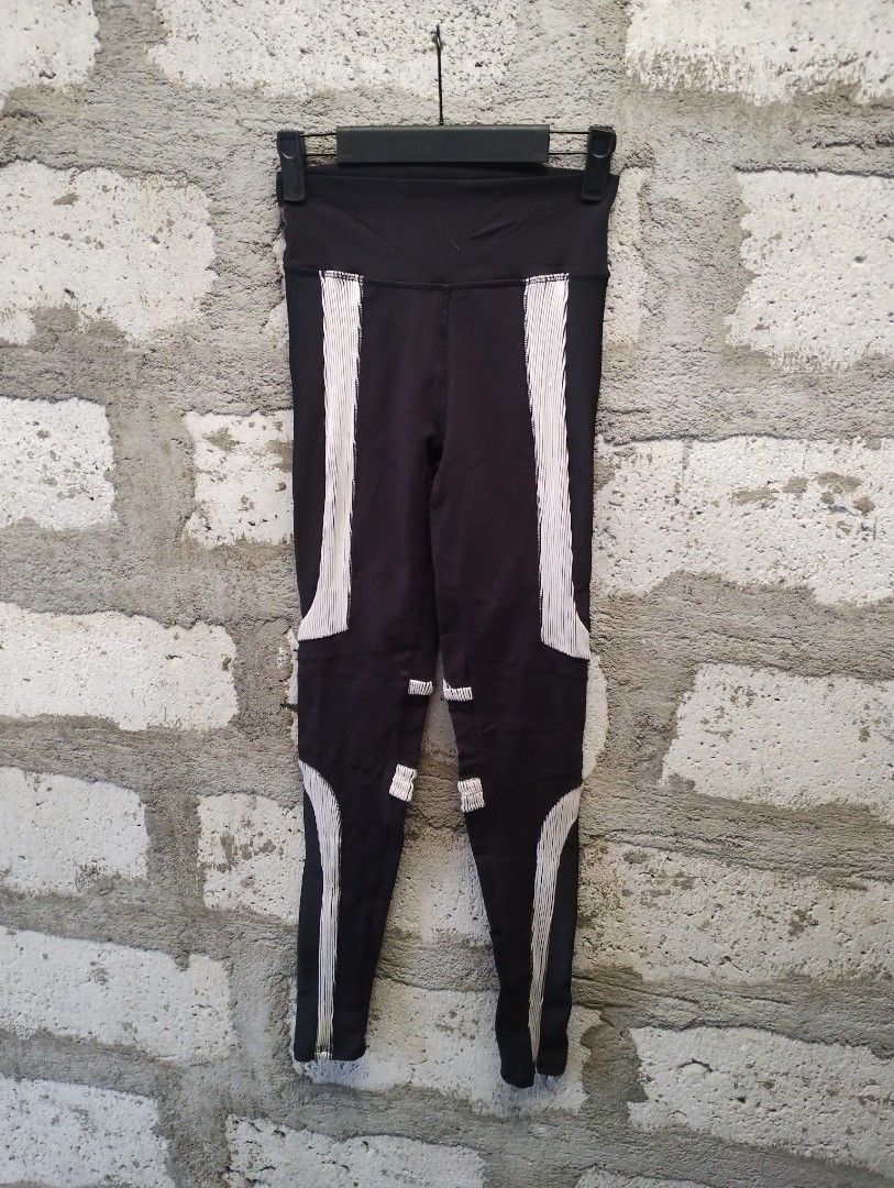Alo Yoga Electric High-Waist Leggings (Category: Activewear) located in Imus. Submitted by darylg88358770 (Listing ID 1443571630, Image 3). Description: - Brand: Alo Yoga - Color: Black - Style: High-waist leggings - Features: White stripe detailing down the sides and on calves - Fit: Elastic waistband for a secure fit - Versatile: Great for yoga, gym sessions, or casual wear the items trifted fresh from bale need wash .