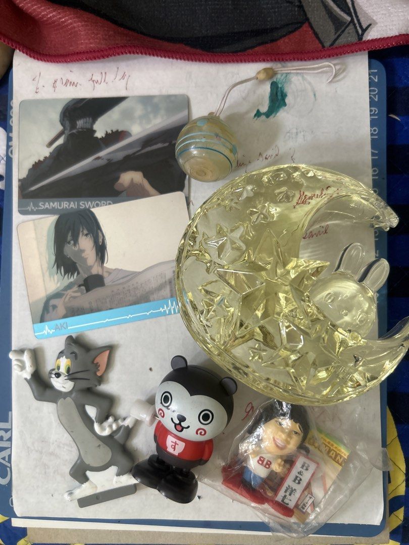ANIK bundle declutter TAKE ALL ONLY Tom Cat, Aki chainsaw man Card, Moon Decor (Category: Designer & Blind Box Toys) located in Makati City. Submitted by jendavid123 (Listing ID 1443523050, Image 1). Description: Bundle: Tom flat figurine, panda mechanical natakbo toy, Aki samurai chainsawman card, moon decor na may crack sa taas. .