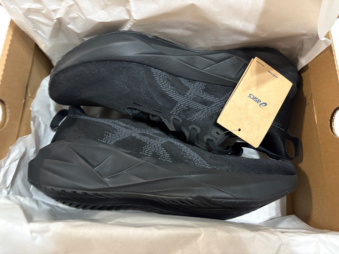ASICS Novablast 5 Men's Running Shoes Black/Carrier Grey (Category: Sneakers) located in Singapore. Submitted by pipipidove (Listing ID 1443602465, Image 1). Description: - ASICS Novablast 5 Running Shoes - Men's Size: US 11 - Color: Black/Carrier Grey - Model Number: 1011B974-002 - Condition: Brand New (Unused) - Perfect for your next run!.