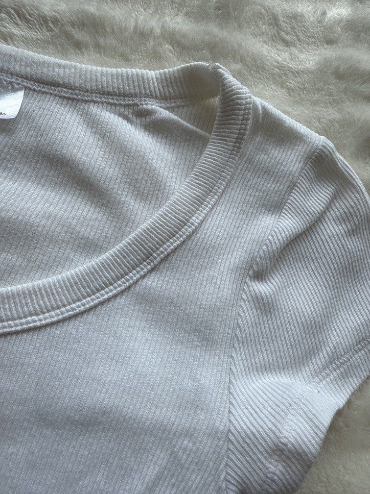 Authentic H&M Basic Cropped Tee (Category: Shirts) located in Kuala Lumpur. Submitted by uriconiccloset (Listing ID 1443567649, Image 3). Description: .