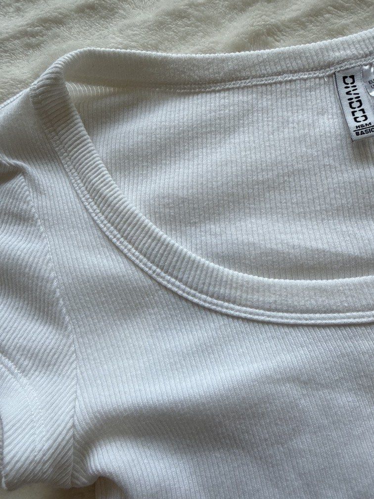 Authentic H&M Basic Cropped Tee (Category: Shirts) located in Kuala Lumpur. Submitted by uriconiccloset (Listing ID 1443567649, Image 2). Description: .