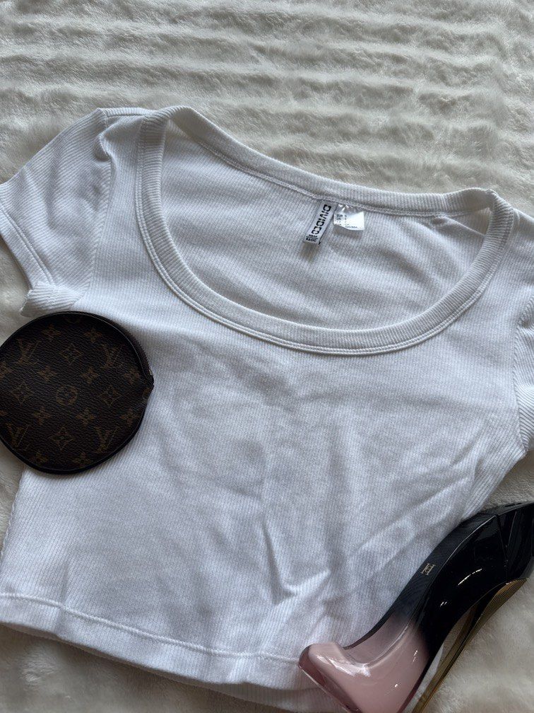 Authentic H&M Basic Cropped Tee (Category: Shirts) located in Kuala Lumpur. Submitted by uriconiccloset (Listing ID 1443567649, Image 1). Description: .