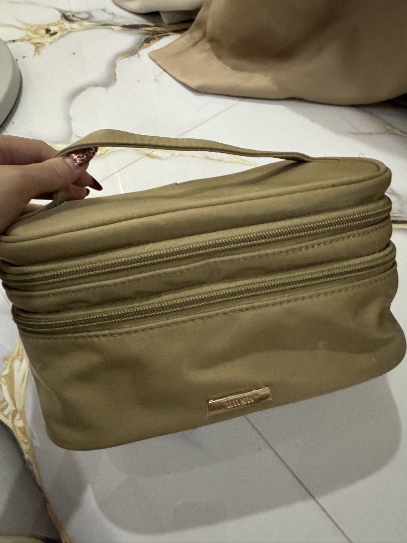 Bash first class layered organizer (Category: Accessory Holder, Box & Organizers) located in Manila. Submitted by sofia.things (Listing ID 1443694719, Image 3). Description: Nasa pics na issue may stain lang over all ayun lang issue Lalamove only or meet up Robinson imus.