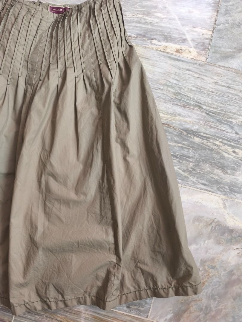 Beauty Beast Pleated Skirt - (Category: Skirts) located in Lucena. Submitted by 0174.archive (Listing ID 1443589716, Image 3). Description: very good used condition no flaws size 30 on tag Actual Measurements (inches) Waist: 15 / 30 around Hip:19 / 36 around Length: 27 Message before buying if you have question Items are new / pre-loved / second hand used Manage your expectations Buy with confidence. No return no exchange .