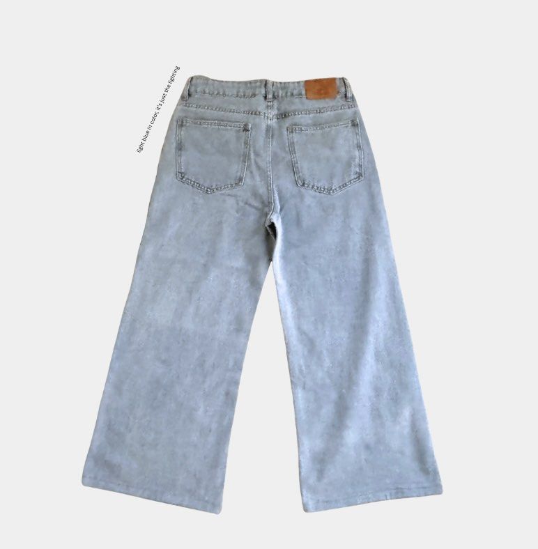 Bench Light Blue Wide Leg Jeans - 28 (Category: Jeans) located in Paranaque City. Submitted by anmangle (Listing ID 1440760966, Image 2). Description: Size: 30 (but fits 28) Length: 33” Color: Light Blue Wide leg fit Used once Issue: N/A RFS: Need money Shipping only 🛵 PM for more details 📩 [Carousell-generated description] Bench Denim Wide Leg Jeans Size 30 Light Wash - Brand: Bench Denim - Style: Light wash wide leg jeans - Size: 30 - Feature