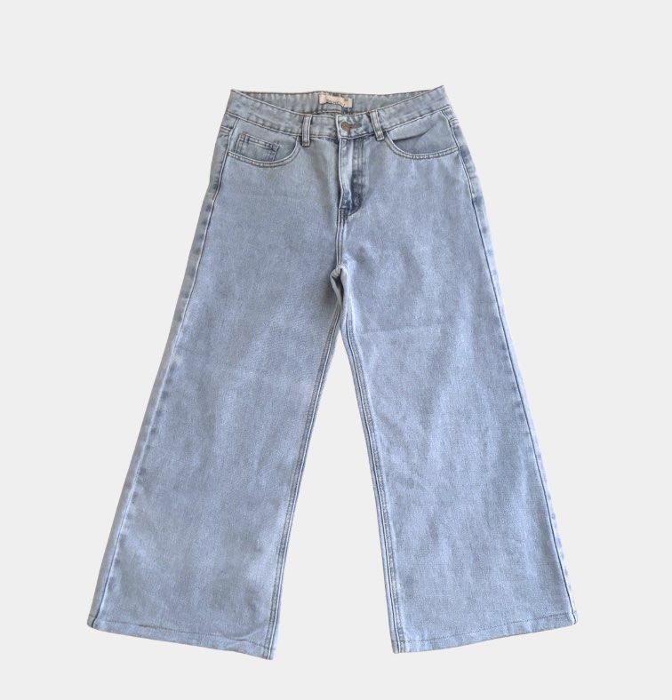 Bench Light Blue Wide Leg Jeans - 28 (Category: Jeans) located in Paranaque City. Submitted by anmangle (Listing ID 1440760966, Image 1). Description: Size: 30 (but fits 28) Length: 33” Color: Light Blue Wide leg fit Used once Issue: N/A RFS: Need money Shipping only 🛵 PM for more details 📩 [Carousell-generated description] Bench Denim Wide Leg Jeans Size 30 Light Wash - Brand: Bench Denim - Style: Light wash wide leg jeans - Size: 30 - Feature
