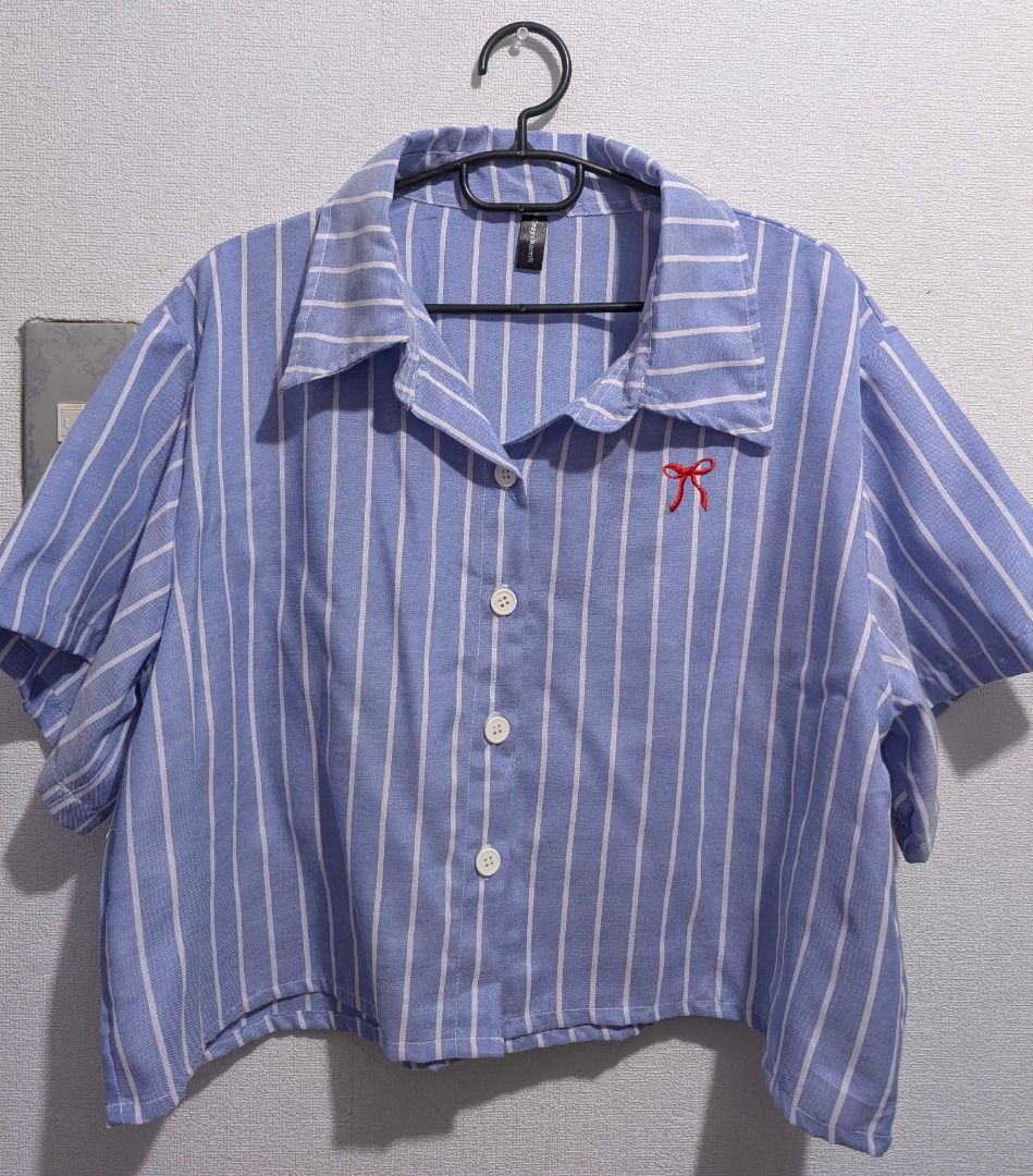 Blue Stripes Short Sleeve Semi-Crop Polo (Category: Activewear) located in Pasig City. Submitted by igustnik (Listing ID 1443669982, Image 1). Description: NEVER USED WASHED ONLY MEDIUM TO LARGE.
