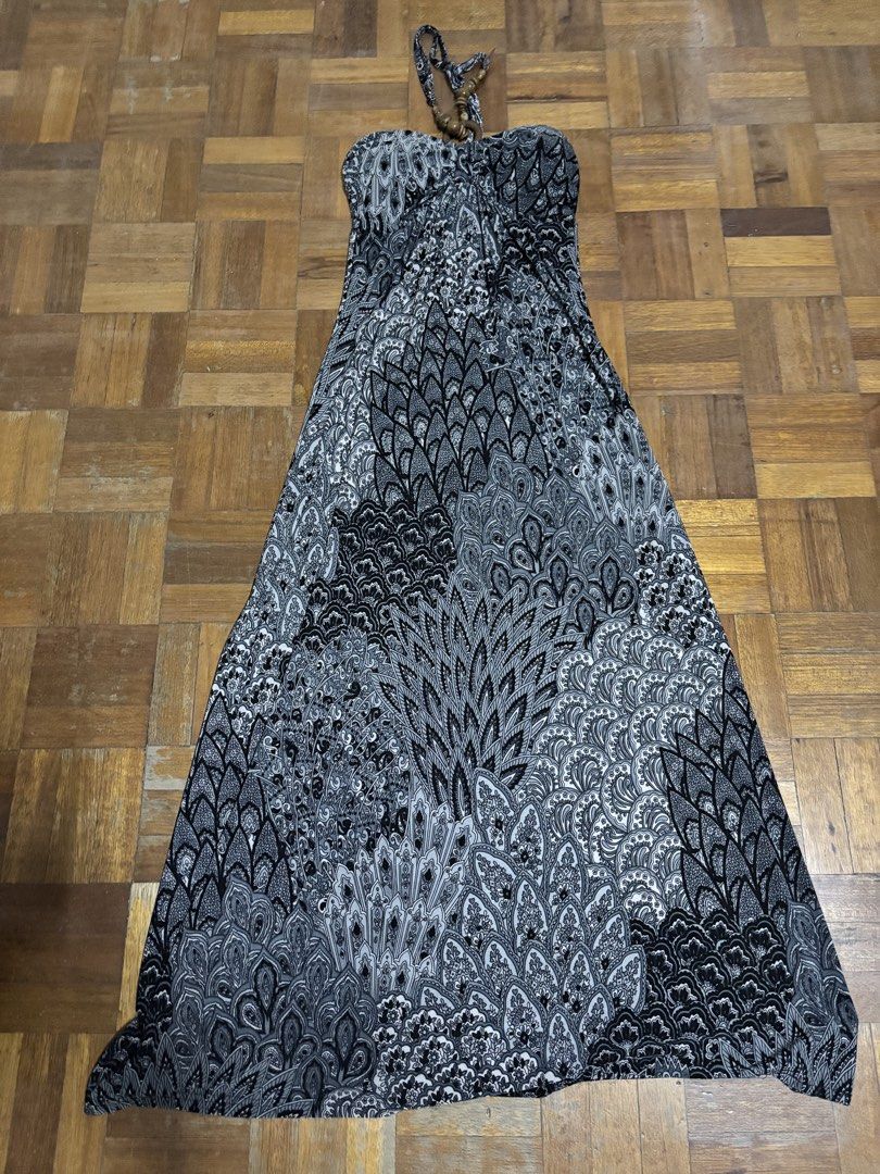 Boho Paisley Print Strapless Maxi Dress (Category: Dresses) located in Makati City. Submitted by chumi10 (Listing ID 1443644215, Image 1). Description: - Long strapless maxi dress - Cool paisley print - Halter neck tie - Stretchy fabric for comfort - Ideal for beach vacations or casual summer outings - Easy to wear and comfortable.
