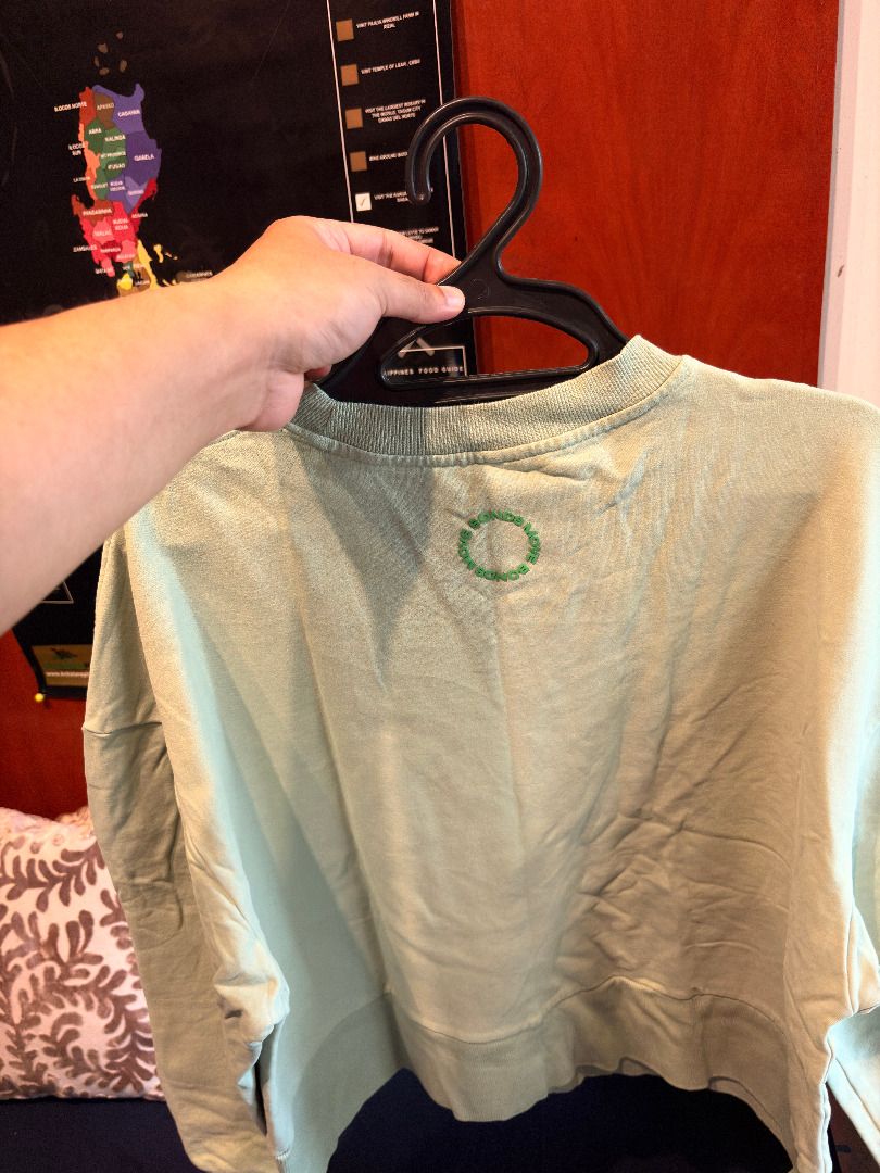 Bonds Mint Green Crewneck Sweatshirt (Category: Longsleeves) located in Quezon City. Submitted by ta.ke (Listing ID 1443595829, Image 2). Description: - Light mint green crewneck sweatshirt - Relaxed fit, cropped length - Small embroidered logo on the back near the collar - Soft and comfortable fabric - Perfect for everyday wear and layering.