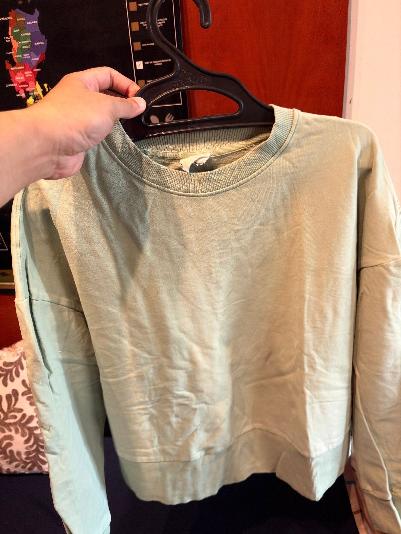 Bonds Mint Green Crewneck Sweatshirt (Category: Longsleeves) located in Quezon City. Submitted by ta.ke (Listing ID 1443595829, Image 1). Description: - Light mint green crewneck sweatshirt - Relaxed fit, cropped length - Small embroidered logo on the back near the collar - Soft and comfortable fabric - Perfect for everyday wear and layering.