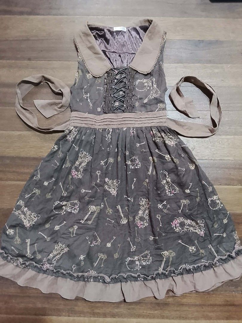 Bundle of Tops (4 Tops) (Category: Others Tops) located in Santa Ana. Submitted by ayarya06_ (Listing ID 1443596085, Image 1). Description: first: small second: small third: medium fourth: medium get all for 60 sf shouldered by buyer .