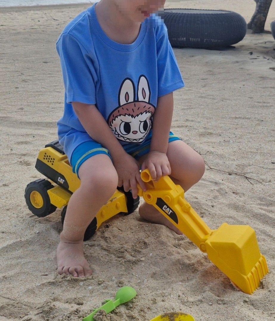 Excavator Sand and Water Toy (Category: Kids Toys) located in Quezon City. Submitted by kimavillanueva (Listing ID 1443601644, Image 2). Description: - Yellow CAT excavator toy - Functional shovel arm for digging and scooping sand or water - Perfect for sandboxes, beaches, and outdoor play RFS: Outgrown; decluttering .