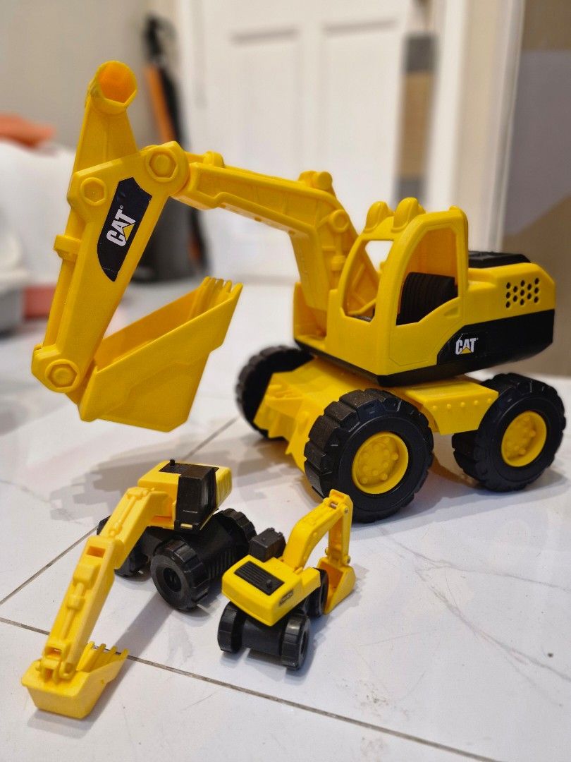 Excavator Sand and Water Toy (Category: Kids Toys) located in Quezon City. Submitted by kimavillanueva (Listing ID 1443601644, Image 1). Description: - Yellow CAT excavator toy - Functional shovel arm for digging and scooping sand or water - Perfect for sandboxes, beaches, and outdoor play RFS: Outgrown; decluttering .