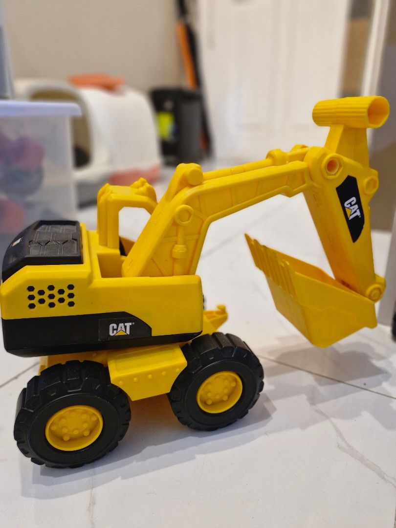Excavator Sand and Water Toy (Category: Kids Toys) located in Quezon City. Submitted by kimavillanueva (Listing ID 1443601644, Image 3). Description: - Yellow CAT excavator toy - Functional shovel arm for digging and scooping sand or water - Perfect for sandboxes, beaches, and outdoor play RFS: Outgrown; decluttering .