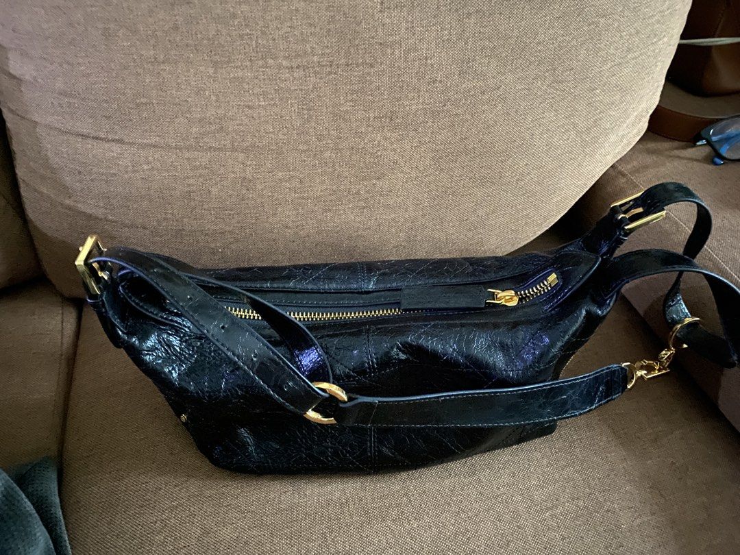 Black Leather Shoulder Bag (Category: Shoulder Bags) located in Makati City. Submitted by dpjanssen (Listing ID 1443611771, Image 1). Description: - super nice in actual -black leather shoulder bag - Features elegant gold hardware and zippers - Interior boasts multiple compartments for organization - Adjustable strap with buckle for customized fit - A timeless and versatile piece for daily use -can be worn as hand or shouldee bag or slibg bag -rf