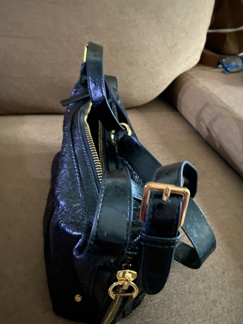 Black Leather Shoulder Bag (Category: Shoulder Bags) located in Makati City. Submitted by dpjanssen (Listing ID 1443611771, Image 2). Description: - super nice in actual -black leather shoulder bag - Features elegant gold hardware and zippers - Interior boasts multiple compartments for organization - Adjustable strap with buckle for customized fit - A timeless and versatile piece for daily use -can be worn as hand or shouldee bag or slibg bag -rf