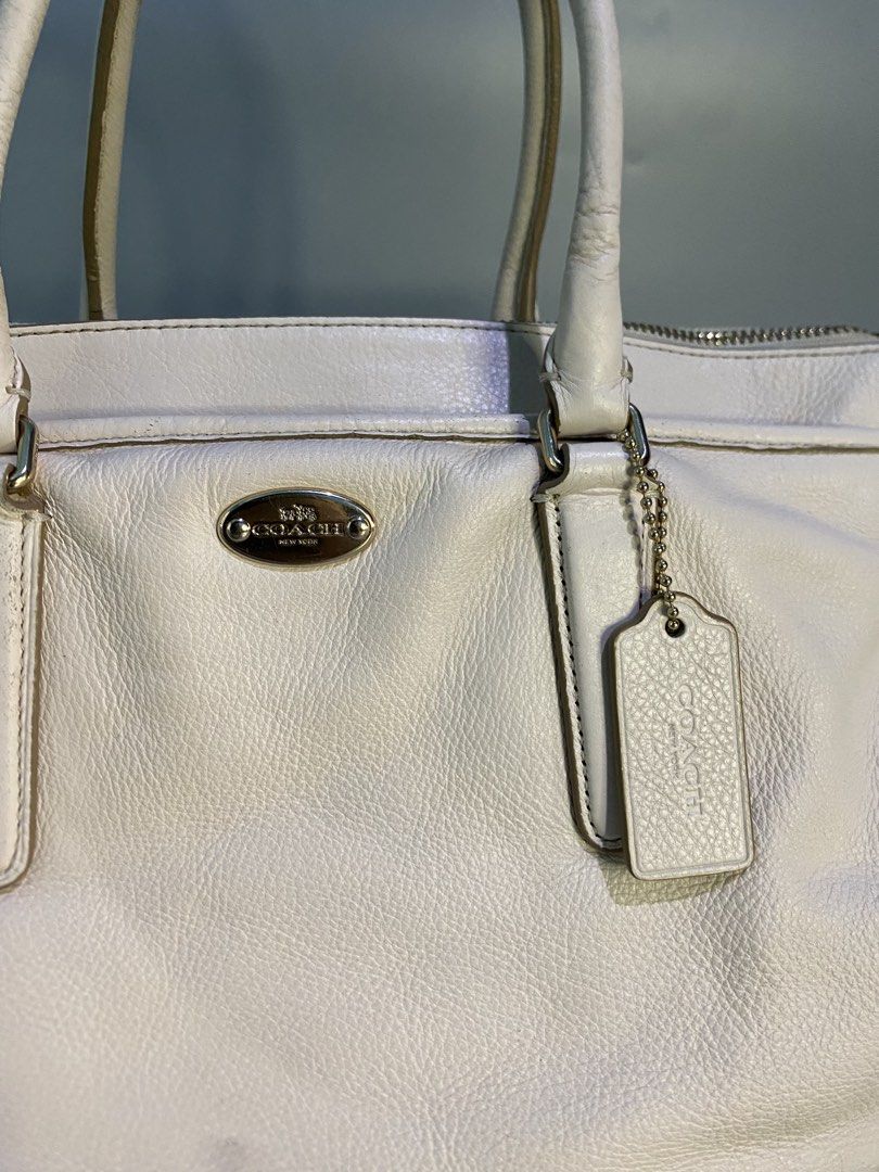 Coach Cream Leather Tote Bag (Category: Luxury Bags & Wallets) located in Cebu City. Submitted by nardcen (Listing ID 1443576491, Image 3). Description: - Authentic Coach cream leather tote bag - Secure main zip compartment - Comfortable top handles - Iconic Coach hang tag included - Spacious interior, ideal for daily essentials - Versatile and stylish for everyday wear.
