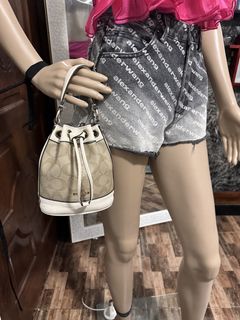 (Category: ) located in . Submitted by vintagefashionwear (Listing ID 1443636033, Image 1). Description: .
