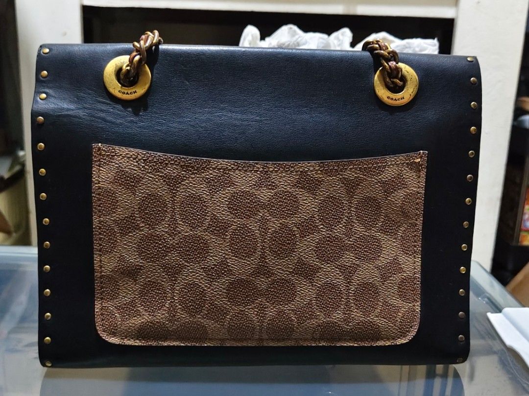Coach Tea Rose Parker Chain Bag (Category: Luxury Bags & Wallets) located in Munoz. Submitted by harm0nica337 (Listing ID 1443597982, Image 2). Description: Thrifted interior (suede) 2 way (shoulder or cross body bag Flaws: pressed marks on black part of leather, faded and tarnished parts of hardware, minimal cracks as shown in the pics MOP: Gcash (price +SF) j&t express.