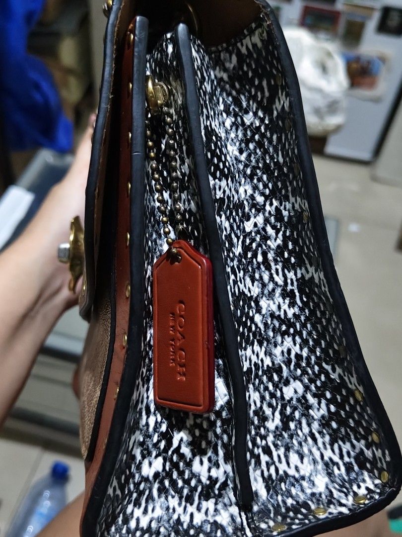 Coach Tea Rose Parker Chain Bag (Category: Luxury Bags & Wallets) located in Munoz. Submitted by harm0nica337 (Listing ID 1443597982, Image 3). Description: Thrifted interior (suede) 2 way (shoulder or cross body bag Flaws: pressed marks on black part of leather, faded and tarnished parts of hardware, minimal cracks as shown in the pics MOP: Gcash (price +SF) j&t express.