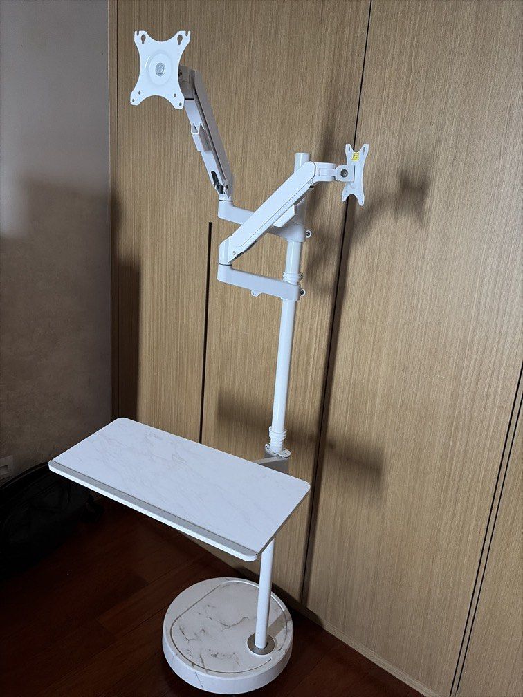 Computer stand table （分類：桌子）位於 Hong Kong。 由 camifuuuu42139 提交（商品編號 1443511234，圖片 1）。簡介： 全新，可以掛兩個11 kg的Mon 安裝後發現枱太細，所以閑置。