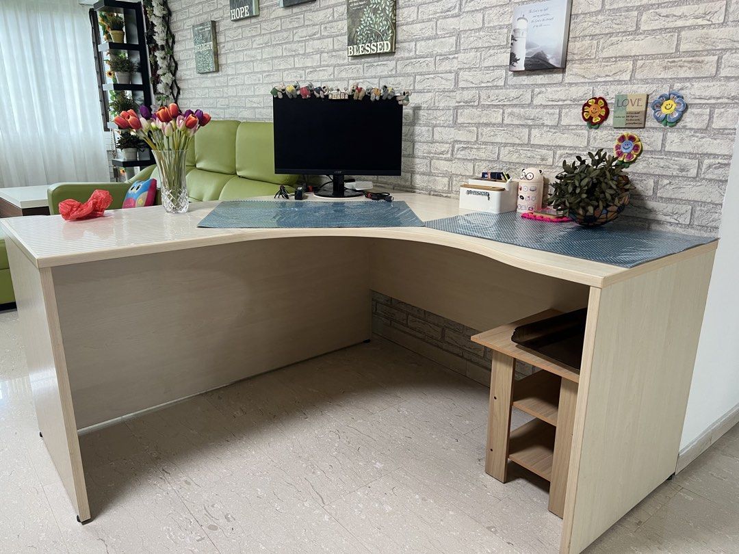 computer table (Category: Desktops) located in Singapore. Submitted by shopping_timee (Listing ID 1443644234, Image 1). Description: -abit of scratches but was well taken care -make ur own delivery -length 150cm -breath 60cm *pls allow 1-2cm diff -items on the table r not included.