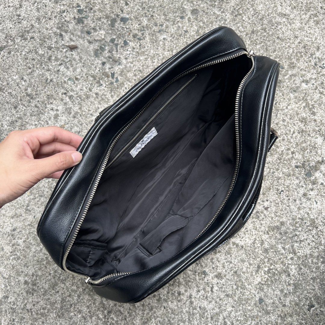 Courreges Black Shoulder Bag (Category: Shoulder Bags) located in Bulacan. Submitted by beesquit (Listing ID 1443570585, Image 2). Description: Decluttering : Courrèges Shoulder Bag • Material: Premium Synthetic Leather & Glossy Leather Strap • Spacious interior with secure zip closure •Ideal for everyday use or professional settings • See photos for dimensions & flaws MOP: GCash or BDO Shipping: JnT or Lalamove Make offer for serious buyers..