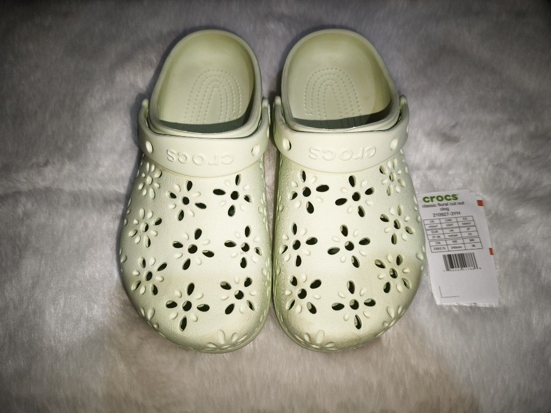 Crocs Classic Floral Cut Out Clogs Jade Green (Category: Slippers and slides) located in Ilagan. Submitted by shop.prelovedpicks (Listing ID 1443586719, Image 1). Description: Crocs Classic Floral Cut Out Clogs Jade Green! - Original crocs - Size: M5W7 - Condition: Like new (See pics) - Inclusion: Crocs (With Crocs ziplock and bag) - Price of item + sf - Rfs: Decluttering, nakatambak na lang DM for more photos or questions! 💌.