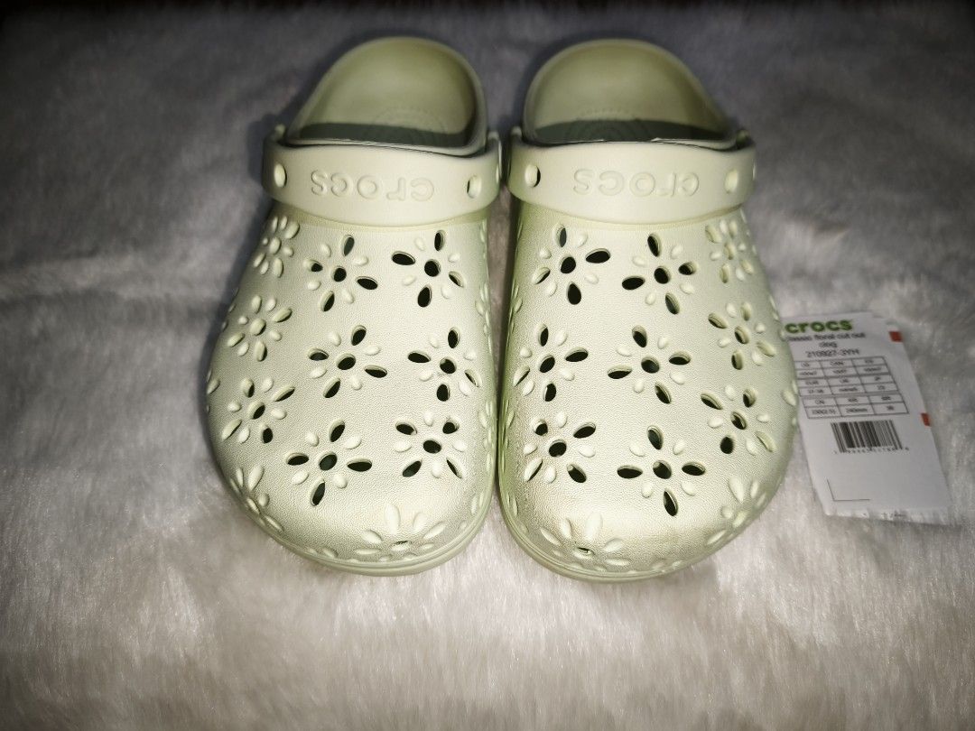 Crocs Classic Floral Cut Out Clogs Jade Green (Category: Slippers and slides) located in Ilagan. Submitted by shop.prelovedpicks (Listing ID 1443586719, Image 3). Description: Crocs Classic Floral Cut Out Clogs Jade Green! - Original crocs - Size: M5W7 - Condition: Like new (See pics) - Inclusion: Crocs (With Crocs ziplock and bag) - Price of item + sf - Rfs: Decluttering, nakatambak na lang DM for more photos or questions! 💌.