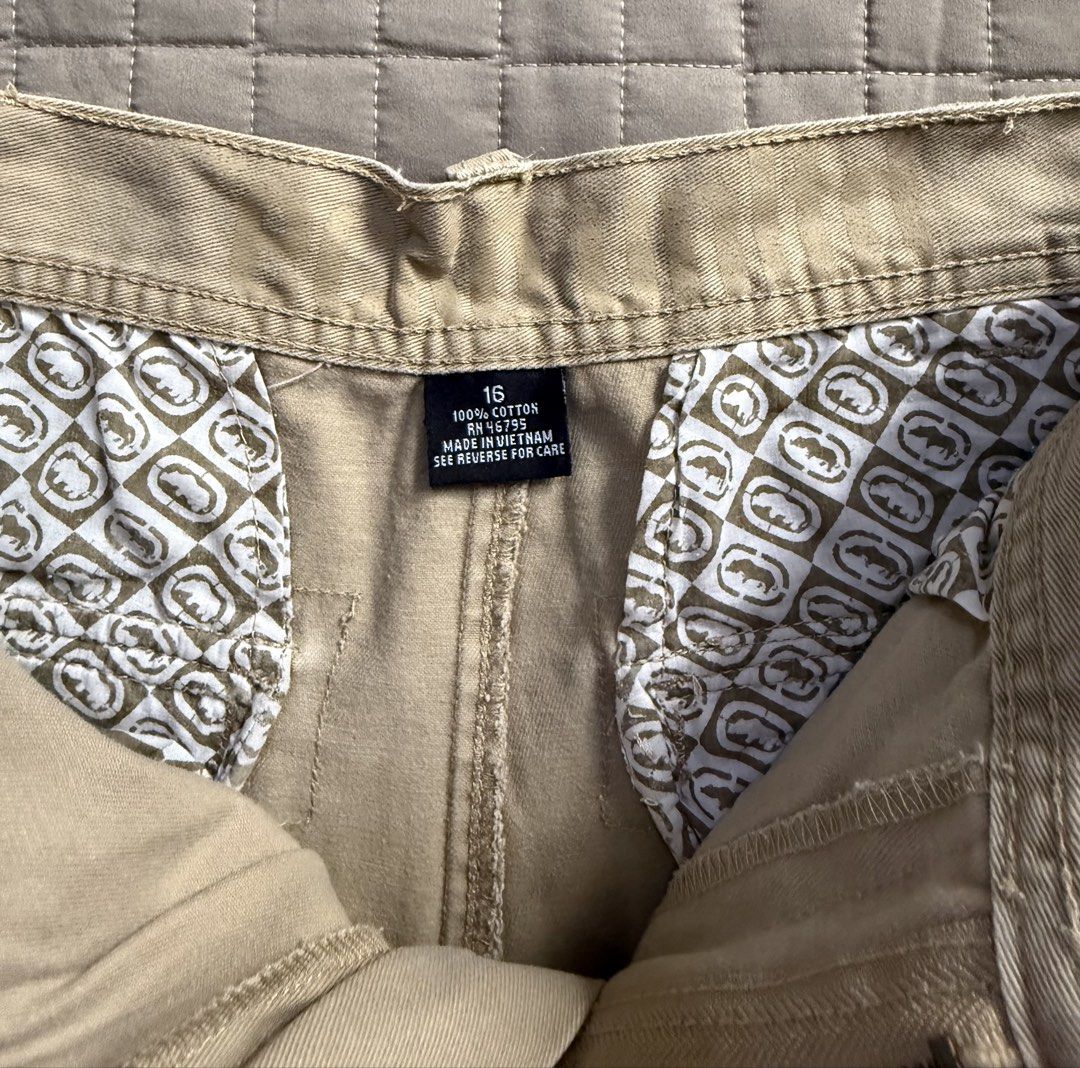 Ecko Unltd. Cargo Pants Size 16 Tan Cotton (Category: Jeans) located in Cainta. Submitted by chagoods (Listing ID 1443629800, Image 2). Description: - Brand: Ecko Unltd. - Type: Cargo Pants - Color: Tan - Size: 16 - Material: 100% Cotton - Features: Classic cargo design with multiple pockets, inner lining with Ecko print. - Style: Great for casual wear..